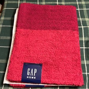 GAP Home color block reversible bath mat - burgundy/berry BRAND NEW